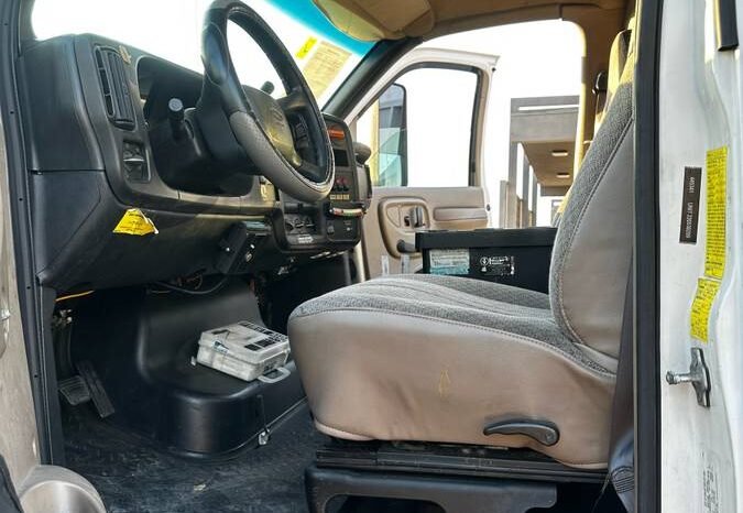 
								2005 Chevrolet C4500 8.1 V8 gas bucket tuck full									