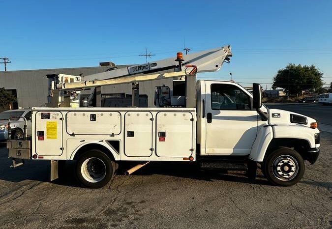 
								2005 Chevrolet C4500 8.1 V8 gas bucket tuck full									