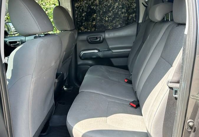 
								2017 Toyota tacoma SR5 full									