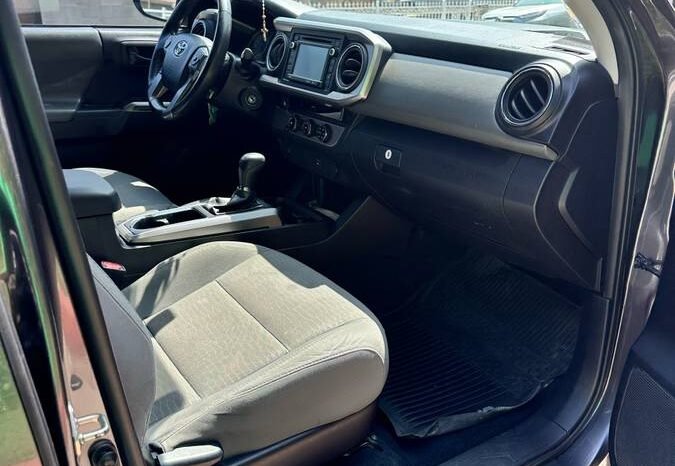 
								2017 Toyota tacoma SR5 full									