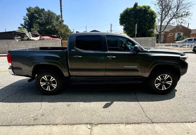 
								2017 Toyota tacoma SR5 full									