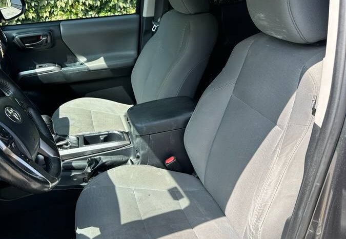 
								2017 Toyota tacoma SR5 full									