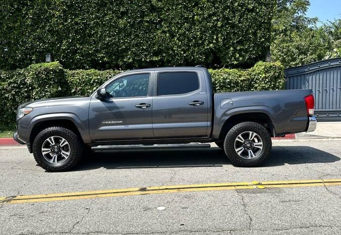 
								2017 Toyota tacoma SR5 full									