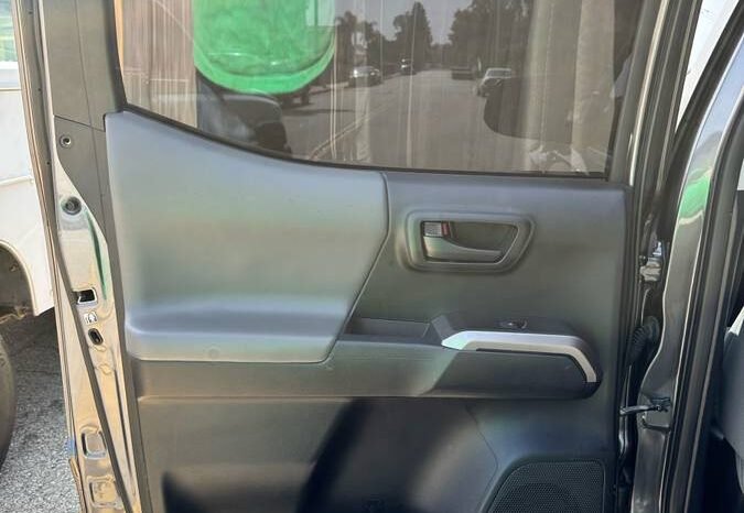 
								2017 Toyota tacoma SR5 full									