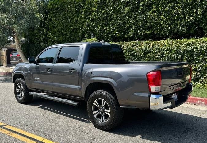 
								2017 Toyota tacoma SR5 full									