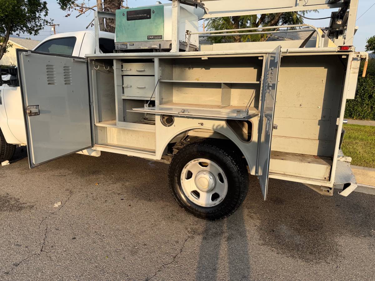 
								2008 Ford F350 Super Duty full									