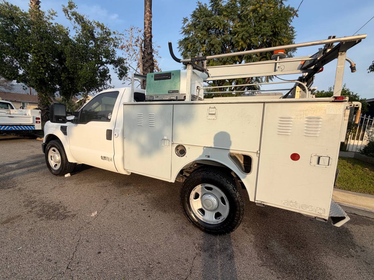 
								2008 Ford F350 Super Duty full									