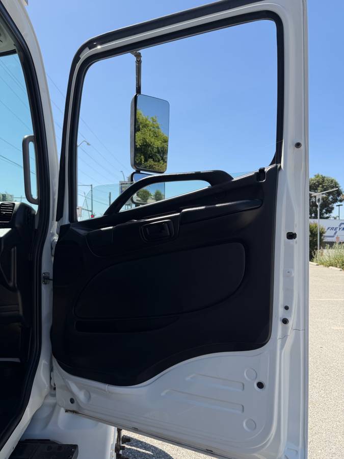 
								2018 Hino 258 Refrigerated Box Truck – $32,900 (Irwindale) full									